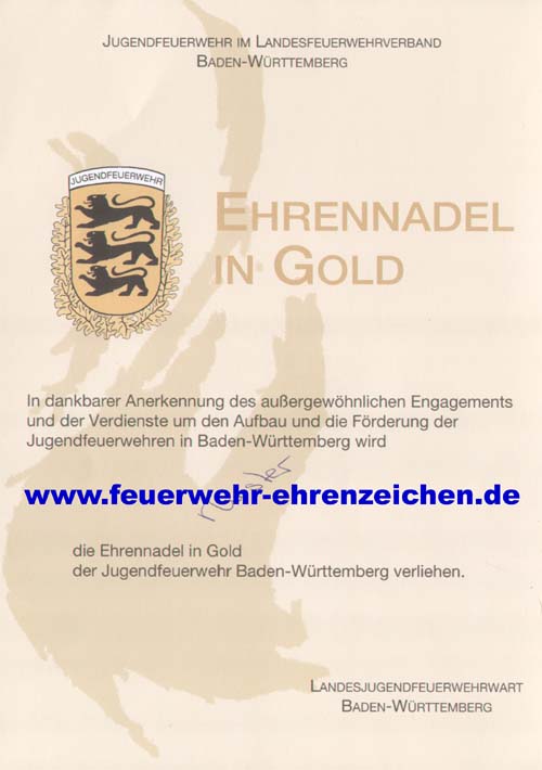 JUGENDFEUERWEHR IM LANDESFEUERWEHRVERBAND BADEN-WÜRTTEMBERG / EHRENNADEL IN GOLD / In dankbarer Anerkennung der außergewöhnlichen Engagements und der Verdienste um den Aufbau und die Förderung der Jugendfeuerwehren in Baden-Württemberg wird xxx die Ehrennadel in Gold der Jugendfeuerwehr Baden-Württemberg verliehen.