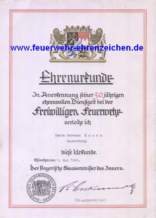 Ehrenurkunde / In Anerkennung seiner 50jährigen ehrenvollen Dienstzeit bei der Freiwilligen Feuerwehr verleihe ich Herrn Hermann Bauer / Kauernburg / diese Urkunde. München den 15. Mai 1951 / Der Bayerische Staatsminister des Innern.