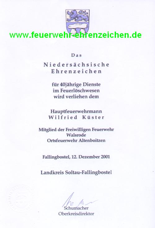 Das Niedersächsische Ehrenzeichen für 40jährige Dienste im Feuerlöschwesen wird verliehen dem Hauptfeuerwehrmann Wilfried Küster Mitglied der Freiwilligen Feuerwehr Walsrode Ortsfeuerwehr Altenboitzen