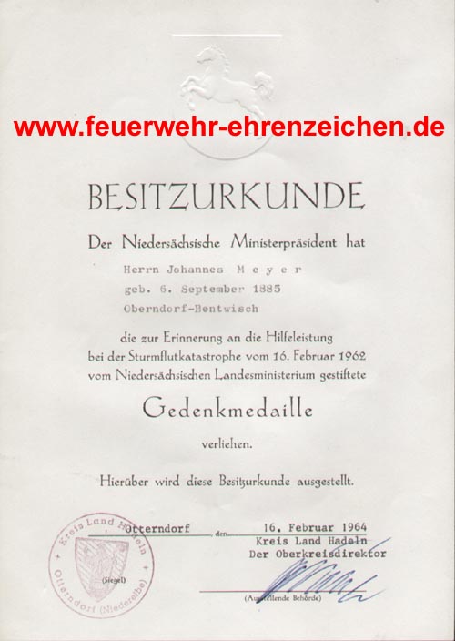 BESITZURKUNDE / Der Niedersächsische Ministerpräsident hat Herrn Johannes Meyer geb. 6. September 1885 Oberndirf-Bentwisch die zur Erinnerung an die Hilfeleistung bei der Sturmflutkatastrophe vom 16. Februar 1962 vom Niedersächsischen Landesministerium gestiftete Gedenkmedaille verliehen. Hierüber wird diese Besitzurkunde ausgestellt.