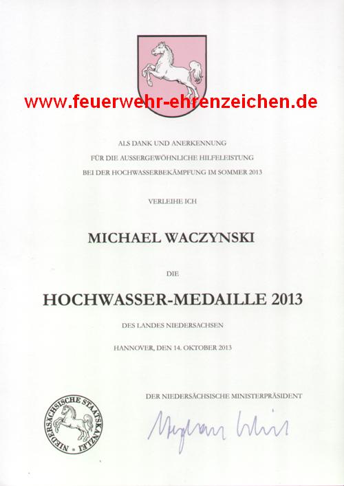 ALS DANK UND ALS ANERKENNUNG FÜR DIE AUSSERGEWÖHNLICHE HILFELEISTUNG BEI DER HOCHWASSERBEKÄMPFUNG IM SOMMER 2013 VERLEIHE ICH MICHAEL WACZYNSKI DIE HOCHWASSER-MEDAILLE 2013 DES LANDES NIEDERSACHSEN