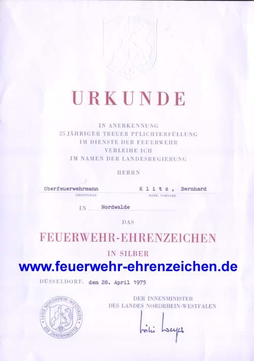 URKUNDE / IN ANERKENNUNG 25JÄHRIGER TREUER PFLICHTERFÜLLUNG IM DIENSTE DER FEUERWEHR VERLEIHE ICH IM NAMEN DER LANDESREGIERUNG HERRN Oberfeuerwehrmann Klitz, Bernhard IN Nordwalde DAS FEUERWEHR-EHRENZEICHEN IN SILBER