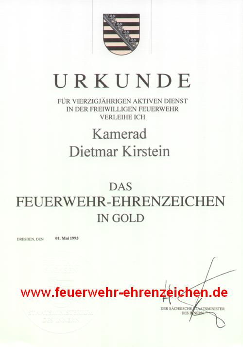 URKUNDE / FÜR VIERZIGJÄHRIGEN AKTIVEN DIENST IN DER FREIWILLIGEN FEUERWEHR VERLEIHE ICH Kamerad Dietmar Kirstein DAS FEUERWEHR-EHRENZEICHEN IN GOLD