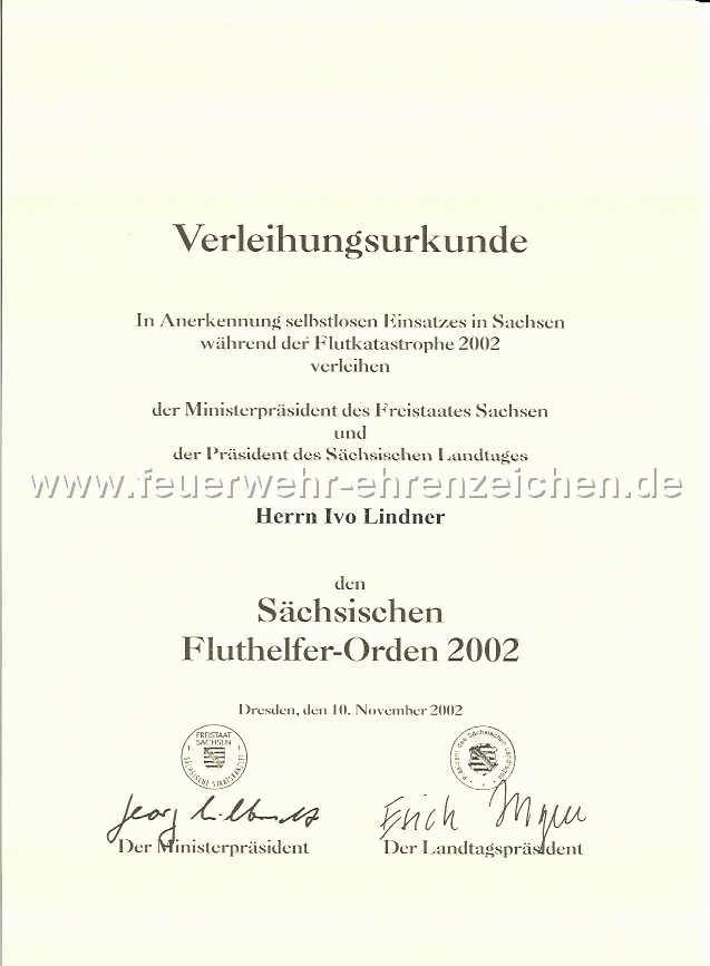 Verleihungsurkunde / In Anerkennung selbstlosen Einsatzes in Sachsen während der Flutkatastrophe 2002 verleihen der Ministerpräsident des Freistaates Sachsen und der Präsident des Sächsischen Landtages Herrn Ivo Lindner den Sächsischen Fluthelfer-Orden 2002