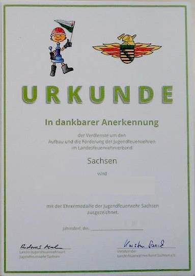 URKUNDE // In dankbarer Anerkennung der Verdienste um den Aufbau und die Förderung der Jugendfeuerwehren im Landesfeuerwehrverband Sachsen wird xxx mit der Ehrenmedaille der Jugendfeuerwehr Sachsen ausgezeichnet.