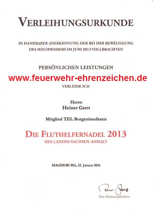 VERLEIHUNGSURKUNDE / IN DANKBARER ANERKENNUNG BEI DER BEWÄLTIGUNG DES HOCHWASSERS IM JUNI 2013 VOLLBRACHTEN PERSÖNLICHEN LEISTUNGEN VERLEIHE ICH Herrn Heiner Grett Mitglied TEL Burgenlandkreis DIE FLUTHELFERNADEL 2013 DES LANDES SACHSEN-ANHALT