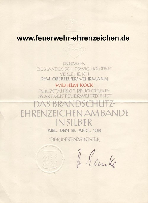 IM NAMEN DES LANDES SCHLESWIG-HOLSTEIN VERLEIHE ICH DEM OBERFEUERWEHRMANN WILHELM KOCK FÜR 25JÄHRIGE PFLICHTTREUE IM AKTIVEN FEUERWEHRDIENST DAS BRANDSCHUTZEHRENZEICHEN AM BANDE IN SILBER