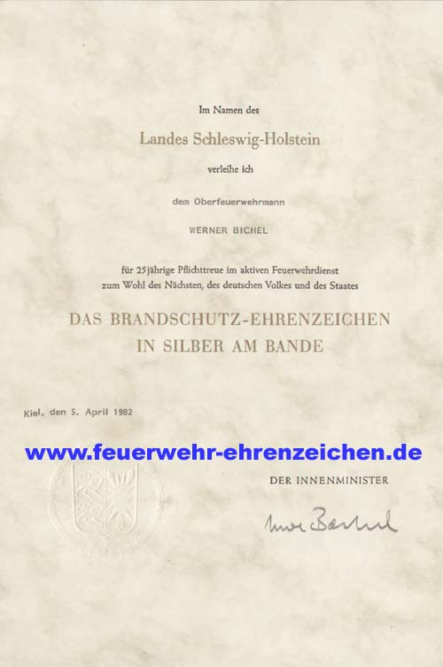 Im Namen des Landes Schleswig-Holstein verleihe ich dem Oberfeuerwehrmann WERNER BICHEL für 25jährige Pflichttreue im aktiven Feuerwehrdienst zum Wohl des Nächsten, des deutschen Volkes und des Staates DAS BRANDSCHUTZ-EHRENZEICHEN IN SILBER AM BANDE