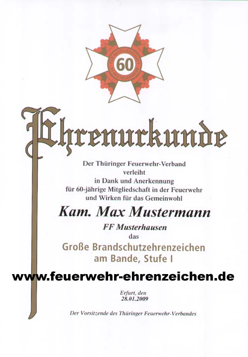 Ehrenurkunde / Der Thüringer Feuerwehrverband verleiht in Dank und Anerkennung für 60-jährige Mitgliedschaft in der Feuerwehr und Wirken für das Gemeinwohl Kam. Max Mustermann FF Musterhausen das Große Brandschutzehrenzeichen am Bande, Stufe I