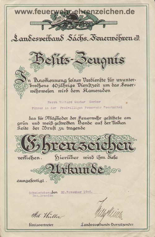 Landesverband Sächs.Feuerwehren e.V. / Besitz-Zeugnis / In Anerkennung seiner Verdienste für ununter- brochene 40jährige Dienstzeit um das Feuerwehrwesen wird dem Kameraden Herrn Richard Gustav Gerber Führer in der Freiwilligen Feuerwehr Neustädtel das für Mitglieder der Feuerwehr gestiftete am grün und weiß gestreiften Bande auf der linken Seite der Brust zu tragende Ehrenzeichen verliehen. Hierüber wird ihm diese Urkunde ausgefertigt.