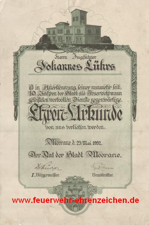 Herrn Zugführer Johannes Lührs ist in Anerkennung seiner nunmehr seit 10 Jahren der Stadt als Feuerwehrmann geleisteten wertvollen Dienste gegenwärtige Ehren-Urkunde von uns verliehen worden.