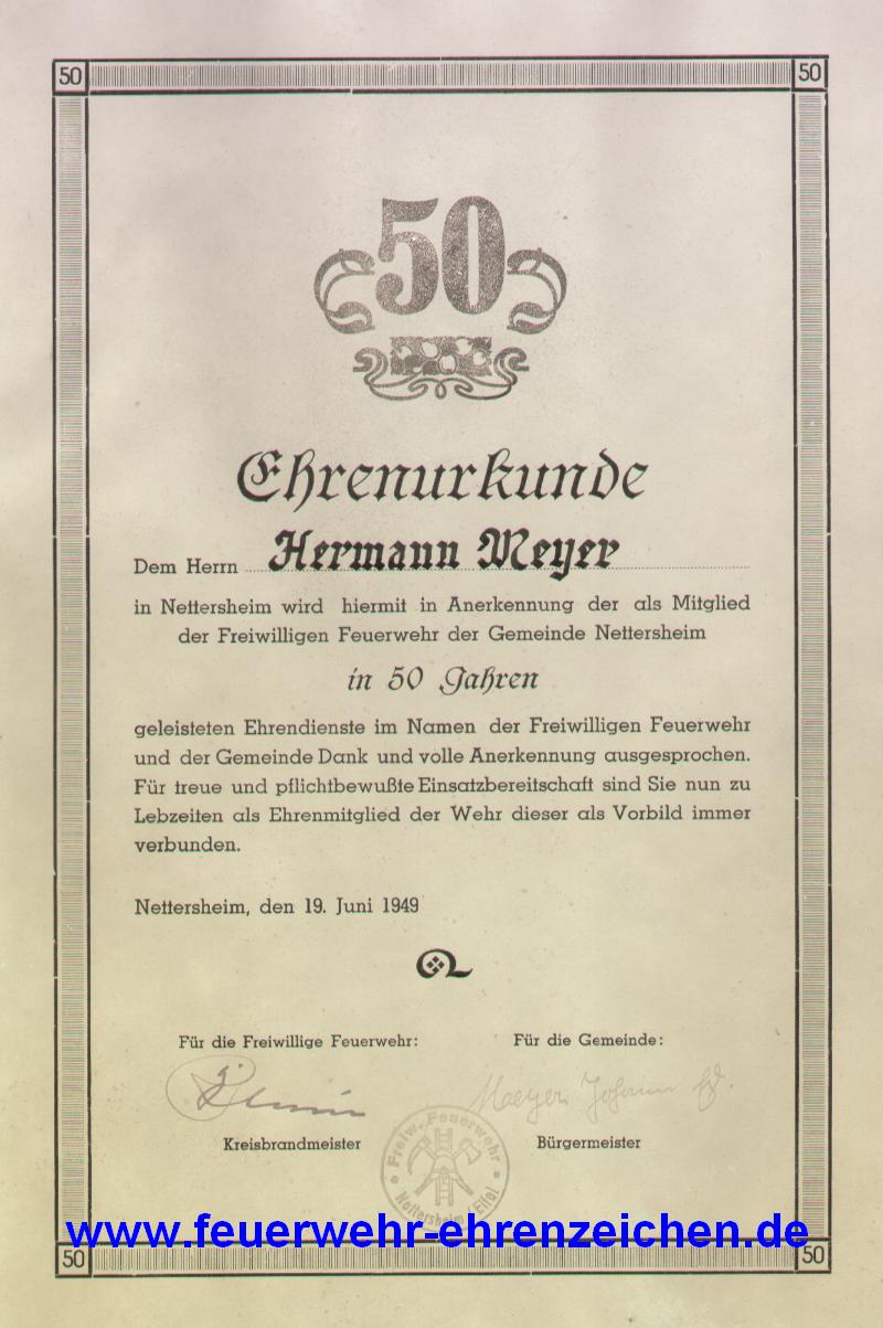 Ehrenurkunde / Dem Herrn Hermann Meyer in Nettersheim wird hiermit in Anerkennung der als Mitglied der Freiwilligen Feuerwehr der Gemeinde Nettersheim in 50 Jahren geleisteten Ehrendienste im Namen der Freiwilligen Feuerwehr und der Gemeinde Dank und volle anerkennung ausgesprochen. Für treue und pflichtbewußte Einsatzbereitschaft sind sie nun zu Lebzeiten als Ehrenmitglied der Wehr dieser als Vorbild immer verbunden.