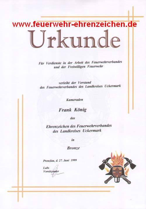 Urkunde / Für Verdienste in der Arbeit des Feuerwehrverbandes und der Freiwilligen feuerwehr verleiht der Vorstand des Feuerwehrverbandes des Landkreises Uckermark Kameraden Frank König das Ehrenzeichen des Feuerwehrverbandes des Landkreises Uckermark in Bronze