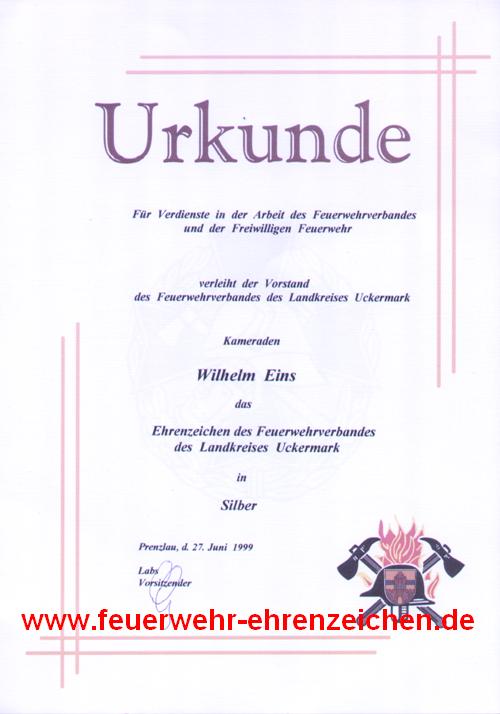 Urkunde / Für Verdienste in der Arbeit des Feuerwehrverbandes und der Freiwilligen feuerwehr verleiht der Vorstand des Feuerwehrverbandes des Landkreises Uckermark Kameraden Wilhelm Eins das Ehrenzeichen des Feuerwehrverbandes des Landkreises Uckermark in Silber