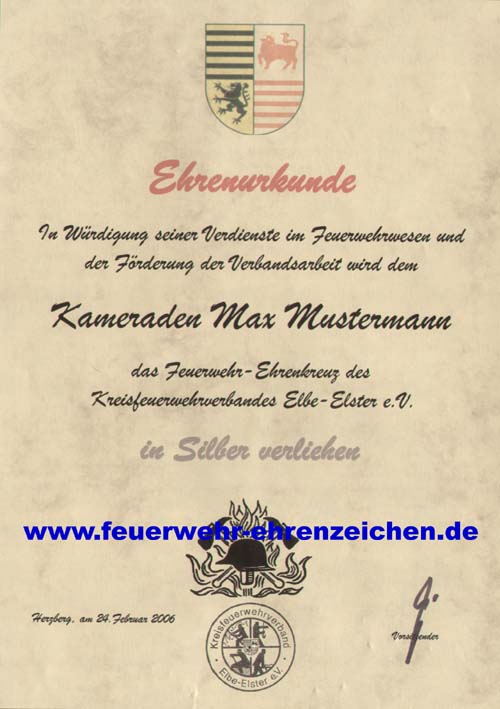 Ehrenurkunde / In Würdigung seiner Verdienste im Feuerwehrwesen und die Förderung der Verbandsarbeit wird dem Kameraden Max Mustermann das Feuerwehr-Ehrenkreuz des Kreisfeuerwehrverbandes Elbe-Elster e.V. in Silber verliehen